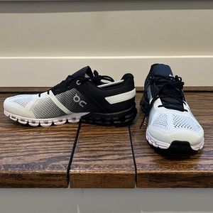 ON Cloudflow Black/White Size 9 - Never Worn - Men’s .. NWOB